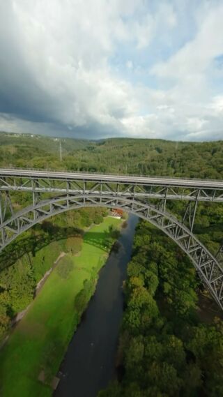 Immer wieder faszinierend die Brücke aus dieser Perspektive zu sehen 🔥
#brückensteig #solingen #müngstenerbrücke #brückenpark #diebergischendrei #ausflügemitkind #ausflugnrw #ausflugszielnrw #exploring #drones #dronephotography #dronepilot #dronevideo